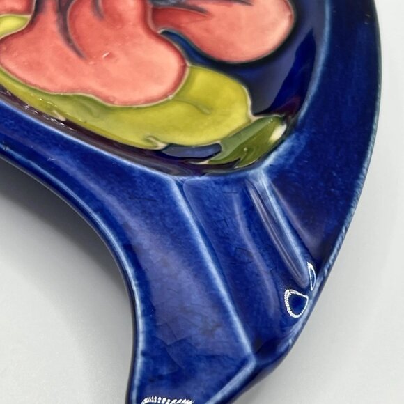 Moorcroft Cobalt blue with pink hibiscus Pottery teardrop ashtray. Signed - Picture 2 of 7